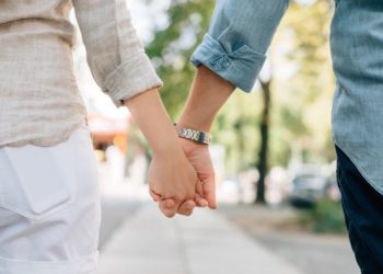 «Впадание» влюбленных в детство и непроизвольная «педофилия»