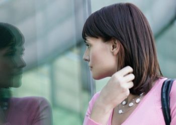 Женщина с «голодными на отношения» глазами «отпугивает» от себя мужчин